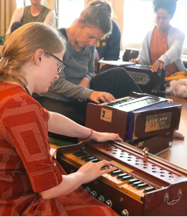 kirtan and mantra practice at nada yoga course